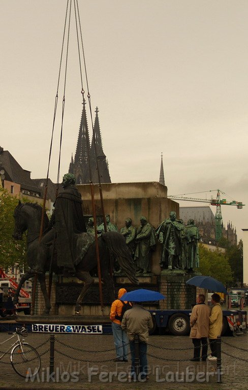 Reiterdenkmal kehrt zurueck auf dem Heumarkt P27.JPG